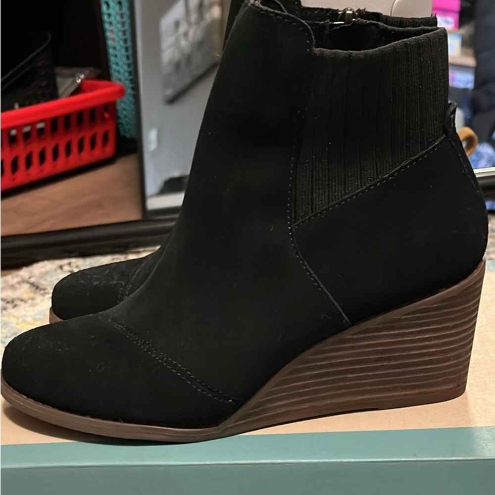 TOMS size 6